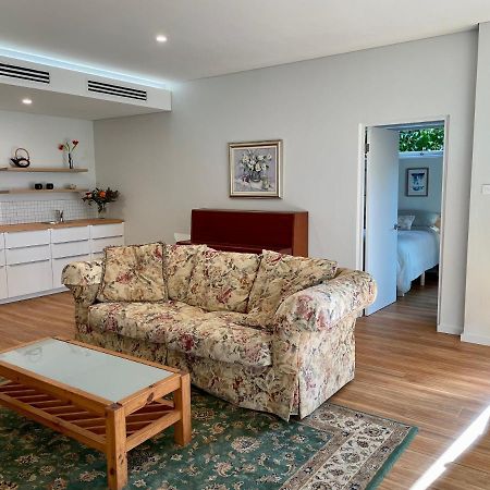 Tranquil Garden Apartment With Living Room วูลองกอง ภายนอก รูปภาพ